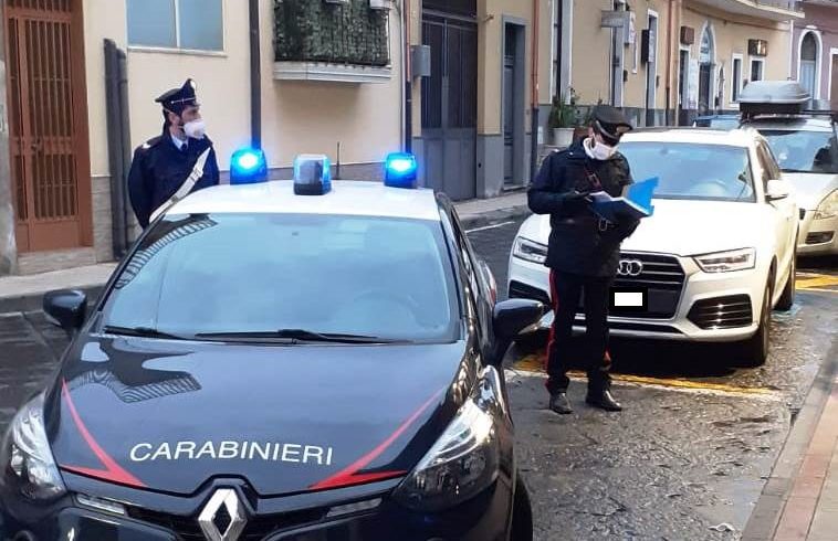 San Gregorio, Pasquetta in 16 dentro una villetta: carabinieri minacciano di chiamare i Vigili del Fuoco