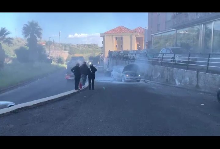 Paternò, auto prende fuoco in marcia vicino al Palazzo di ferro: paura per i due occupanti