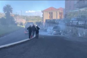 Paternò, auto prende fuoco in marcia vicino al Palazzo di ferro: paura per i due occupanti