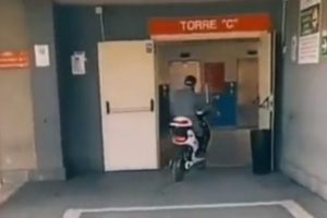 Catania, avviso orale per il 29enne con lo scooter dentro l’ospedale: era ricoverato