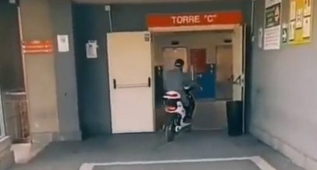 Catania, avviso orale per il 29enne con lo scooter dentro l’ospedale: era ricoverato