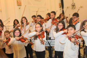 Catania, UniCredit dona strumenti musicali ai bambini dell’Orchestra Falcone e Borsellino. Malandrino: “Solidarietà ci sta a cuore”