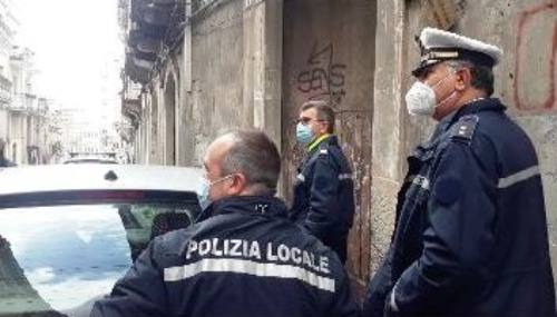 Paternò, Polizia locale controlla edifici pubblici: in via Roma trovato un ‘posto letto’