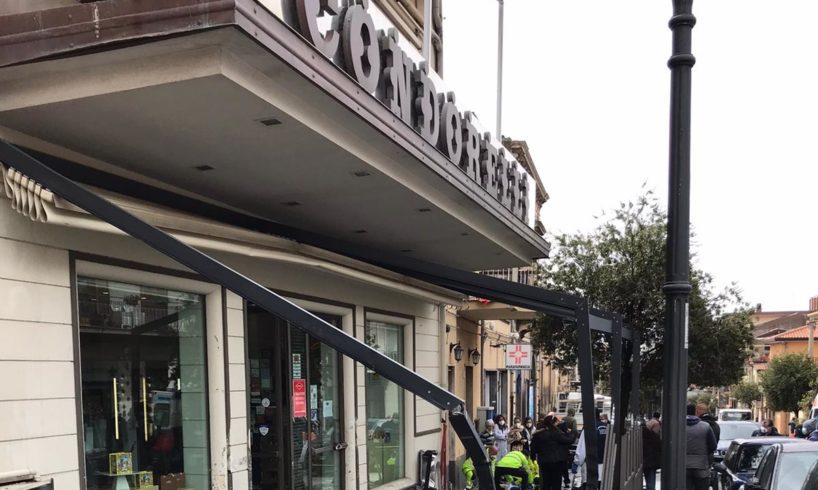 Belpasso, camion senza freni investe auto e segnaletica davanti al famoso Bar Condorelli (VIDEO)