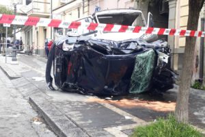 Sfiorata la tragedia oggi a Belpasso nel quartiere Borrello, poco prima delle 11.30. Il conducente di un autocarro, un Fiat 79 che trasportava della terra, ha perso il controllo del mezzo mente percorreva via Regina Elena.