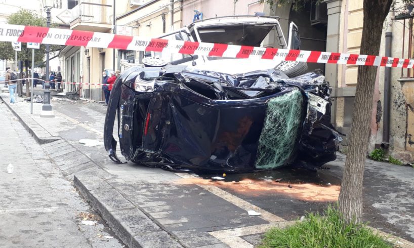 Sfiorata la tragedia oggi a Belpasso nel quartiere Borrello, poco prima delle 11.30. Il conducente di un autocarro, un Fiat 79 che trasportava della terra, ha perso il controllo del mezzo mente percorreva via Regina Elena.