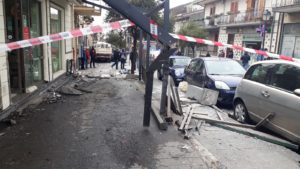 Sfiorata la tragedia oggi a Belpasso nel quartiere Borrello, poco prima delle 11.30. Il conducente di un autocarro, un Fiat 79 che trasportava della terra, ha perso il controllo del mezzo mente percorreva via Regina Elena.