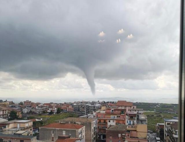 Adrano, la tromba d’aria si vede dalla foto ma nessuno la ‘rivendica’