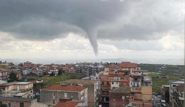 Adrano La Tromba D Aria Si Vede Dalla Foto Ma Nessuno La Rivendica Corriere Etneo