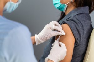 Vaccini, in Italia oltre 15 milioni di dosi somministrate: 5 per gli over 80