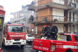 Belpasso, incendio in un appartamento: evacuate 3 palazzine. Donna in ospedale