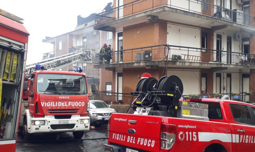 Belpasso, incendio in un appartamento: evacuate 3 palazzine. Donna in ospedale