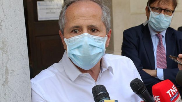 Covid, Crisanti: “Non ci sono le condizioni per una apertura in sicurezza”