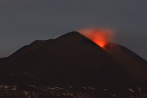 Etna, debole ripresa dell’attività stromboliana: moderata emissione di cenere