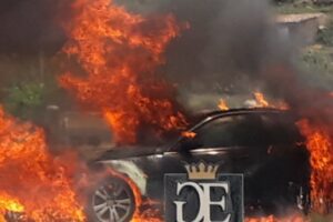 Paternò, auto s’incendia mentre è in marcia: conducente si mette in salvo