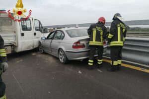 A19, incidente tra autocarro e vettura tra lo svincolo di Motta S. Anastasia e Gerbini: ci sono 4 feriti