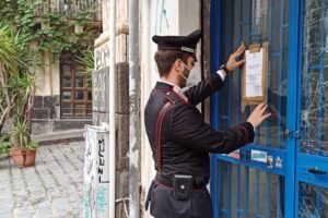 Catania, chiuso minimarket dopo controlli anticovid: titolare serviva bevande senza mascherina