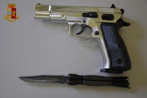 Adrano, non vuole pagare l’affitto di casa e minaccia il proprietario con pistola a salve: 42enne denunciato