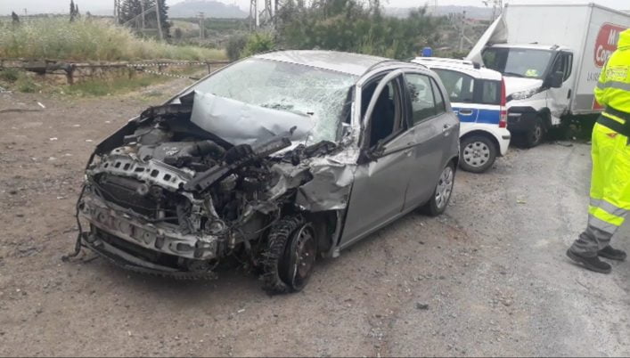 Paternò, a Ponte Barca auto inseguita da Polizia si scontra con autocarro: un ferito in ospedale