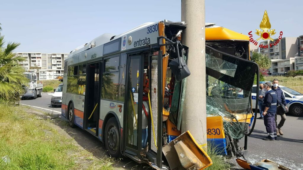 Catania, a Librino bus a metano impatta contro palo della luce: 7 feriti, passeggero in gravi condizioni  