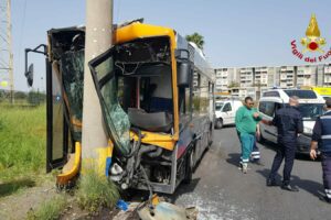 Catania, a Librino bus a metano impatta contro palo della luce: 7 feriti, passeggero in gravi condizioni