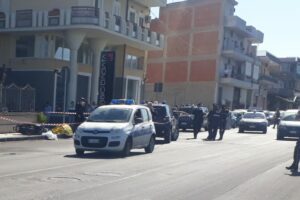 Incidente mortale, questa mattina a Biancavilla intorno alle 8.15. Uno scooter con a bordo due ragazzi si è schiantato contro il marciapiede di Viale dei Fiori, la lunga ‘striscia’ stradale che porta al centro della città. Uno dei due ragazzi, un diciassettenne, è morto sul colpo. L’altro giovane è stato trasportato in elisoccorso all’ospedale ‘Cannizzaro’ di Catania. I due, a bordo del motorino, erano diretti a scuola e oindossavano i caschi protettivi. Sul posto la Polizia municipale di Biancavilla e i carabinieri.