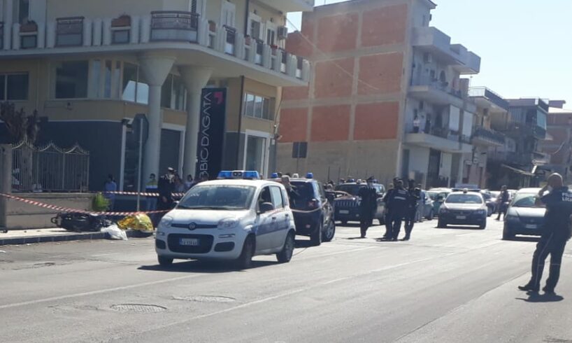 Incidente mortale, questa mattina a Biancavilla intorno alle 8.15. Uno scooter con a bordo due ragazzi si è schiantato contro il marciapiede di Viale dei Fiori, la lunga ‘striscia’ stradale che porta al centro della città. Uno dei due ragazzi, un diciassettenne, è morto sul colpo. L’altro giovane è stato trasportato in elisoccorso all’ospedale ‘Cannizzaro’ di Catania. I due, a bordo del motorino, erano diretti a scuola e oindossavano i caschi protettivi. Sul posto la Polizia municipale di Biancavilla e i carabinieri.