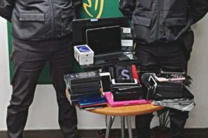 Catania: sequestrati in aeroporto 60 smartphone, 3 pc e 2 tablet: denunciato cittadino senegalese