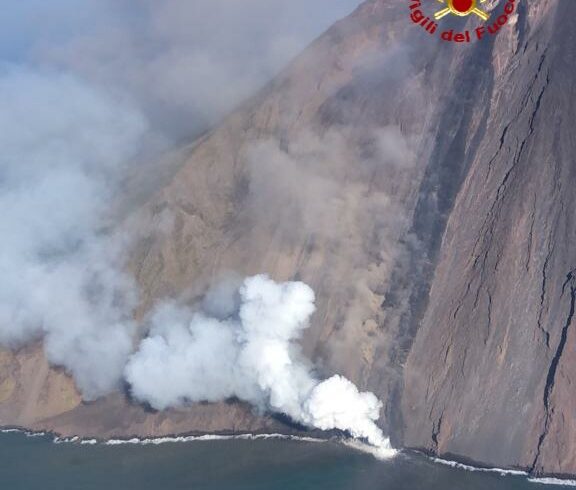 Stromboli in eruzione: in mare flusso piroclastico di oltre un chilometro