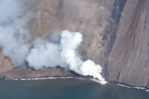 Stromboli in eruzione: in mare flusso piroclastico di oltre un chilometro