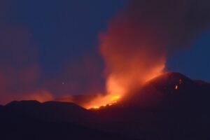 Etna, nuovo parossismo con fontana di lava: nessun impatto sull’aeroporto