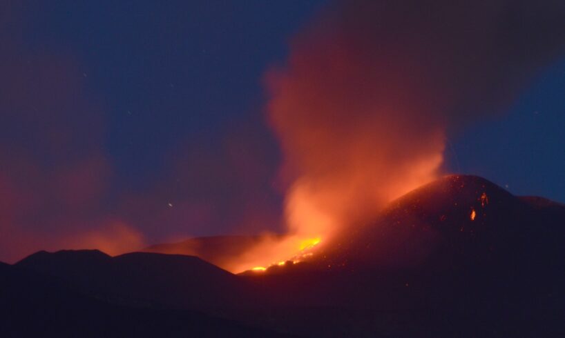 Etna, nuovo parossismo con fontana di lava: nessun impatto sull’aeroporto