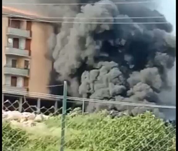 Adrano, rifiuti bruciati nell’area delle case popolari di Capici: incendio spento nella notte