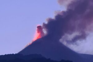 Etna, terza fase parossistica dal cratere di sud-est: nube vulcanica alta 7 mila metri