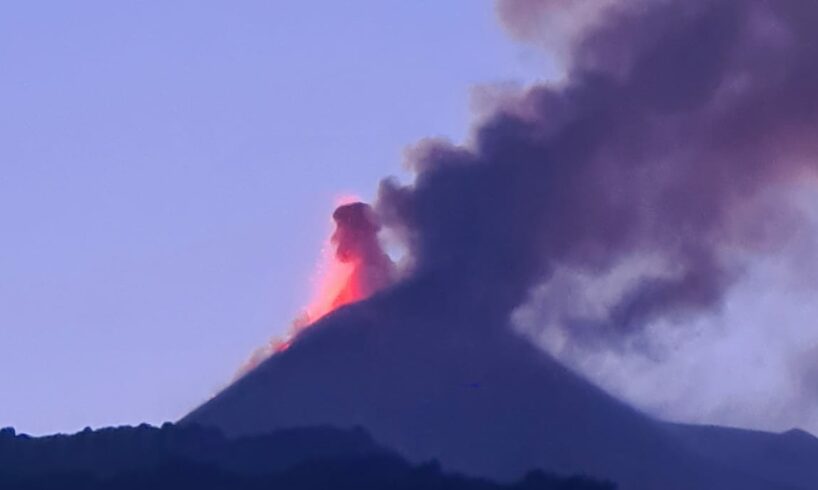 Etna, terza fase parossistica dal cratere di sud-est: nube vulcanica alta 7 mila metri