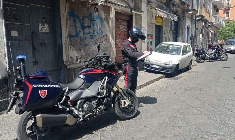 Catania, ruba 22 magliette alla ‘fera o’ luni’ e tenta la fuga dopo essere stato scoperto: arrestato in flagranza