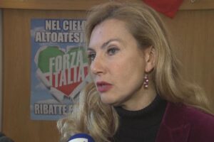 Forza Italia, l’addio di Michaela Biancofiore: “Il motto di Fi ora è meno siamo meglio stiamo”