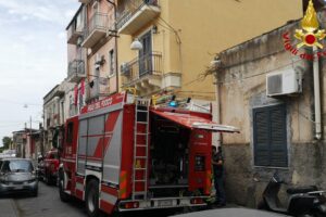 Catania: “Salvate il bassotto Oscar”. Incendio in appartamento fa scattare intervento dei Vigili del Fuoco