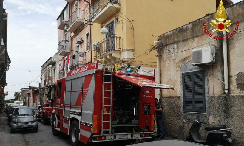 Catania: “Salvate il bassotto Oscar”. Incendio in appartamento fa scattare intervento dei Vigili del Fuoco