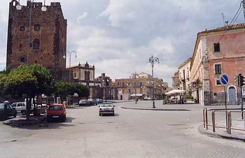 Adrano, spaccio di droga nella centralissima Piazza Umberto: denunciato 20enne con addosso cinque dosi di cocaina