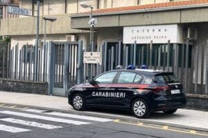 Mascalucia, brucia due auto dell’ex moglie e ammira il rogo: 48enne arrestato