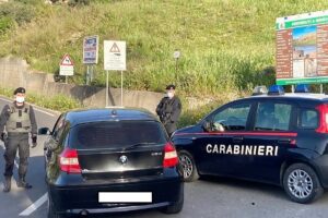 Mineo, scambio di droga e denaro in Piazza Unieux: spacciatore arrestato, assuntore denunciato