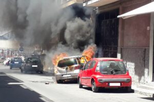 Paternò, prende fuoco auto in via Machiavelli: anziano proprietario in ospedale dopo malore