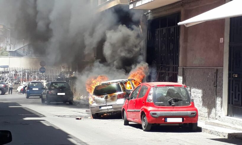 Paternò, prende fuoco auto in via Machiavelli: anziano proprietario in ospedale dopo malore