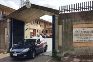 Mascalucia, minaccia di sparare in testa a madre e sorella: arrestato 22enne drogato