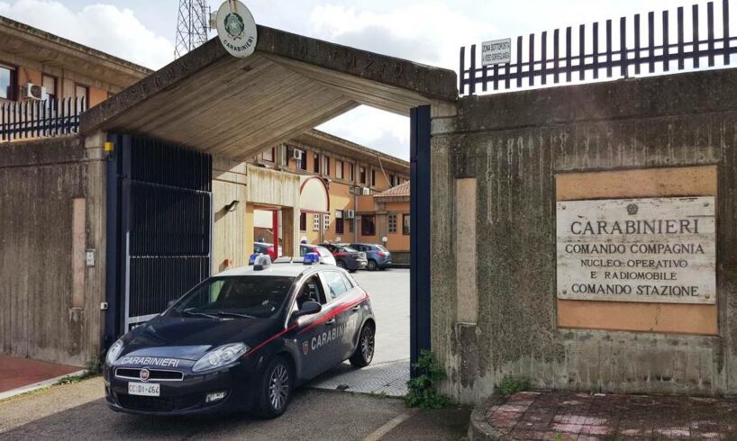 Mascalucia, minaccia di sparare in testa a madre e sorella: arrestato 22enne drogato