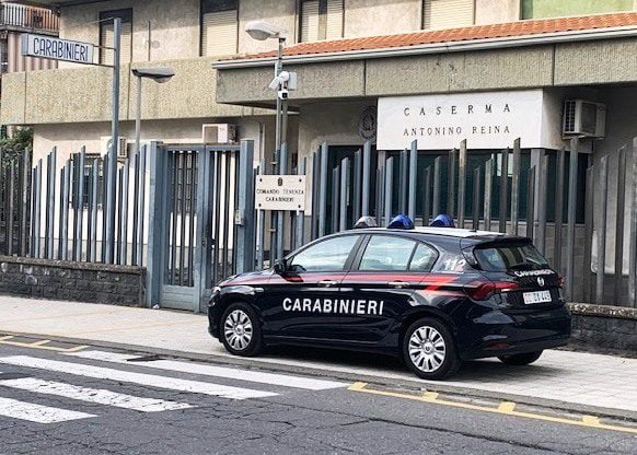 Mascalucia, Carabinieri assistono 2 bambini mentre la mamma corre in ospedale a partorire: l’allarme dal medico del 118