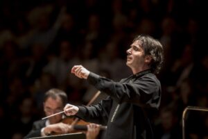 Il maestro ungherese Nànàsi dirige l’Orchestra del Teatro Massimo: domenica alle 19 e poi in streaming