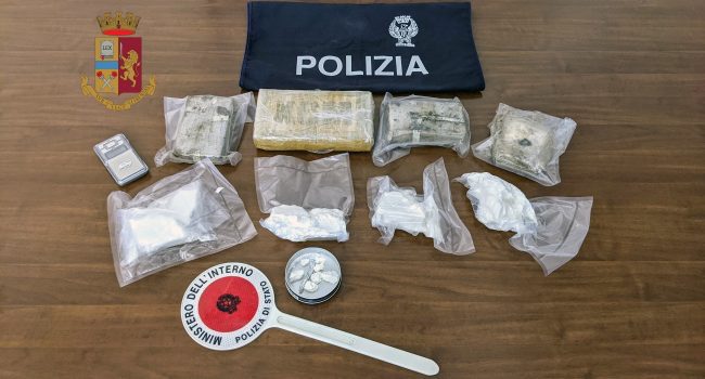 Trapani, nonna e nipote spacciavano droga: la donna custodiva 2,5 kg di eroina e cocaina