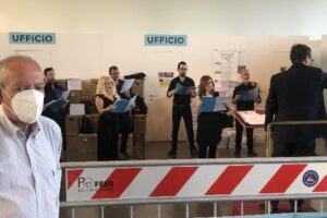 Catania, il coro del Teatro Massimo allieta gli ospiti dell’hub vaccinale. Liberti: “Sala d’attesa come un palcoscenico”